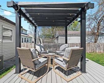 Lovely 3 BR Home w/ Backyard - Sleeps 6 - Royal Oak - Patio