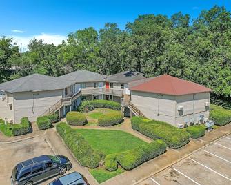 King Bed Modern Studio Apartment - Huntsville - Building