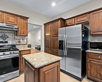 Renovated Century Home - Spacious 3 Bed, 2.5 Bath: Near Museums and Downtown! - Fort Smith - Kitchen