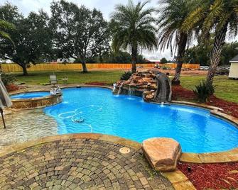 Beautiful Vacation Home Rental With Tropical Style Heated Pool & Hot Tub - Alvin - Pool