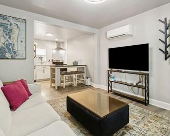 Beach 5 Villas on Amelia Island steps to the Ocean - Fernandina Beach - Σαλόνι