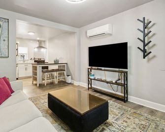 Beach 5 Villas - Immaculate 300 steps from the Ocean - 費南迪納比奇 - 客廳