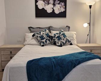 Cosy Secure comfortable for two in Canberra - Hall - Bedroom