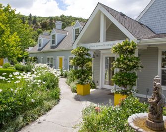 Lithia Springs Resort - Ashland - Building