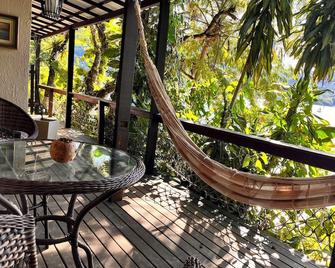 برايا كومبريدا فلاتس - Vila do Abraao - شرفة