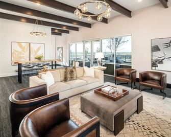 Pets Stay Free Amazing Apartment With a Hot Tub! - Draper - Living room