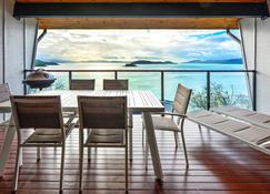 Shorelines 31 Renovated Upmarket Two Bedroom Apartment With Ocean Views And Buggy - Hamilton Island - Dining room