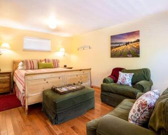Charming King Cottage - Calistoga - Bedroom