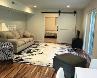 Stamford CT Guest Suite. Spacious, private home for visiting family & friends - Stamford - Living room