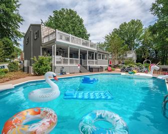 'Lakeshore Estate'- Next to Lake Norman, Pool, Incredible Game Room & Hot tub - Davidson - Pool