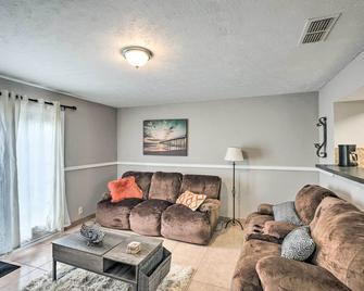 La Vergne Townhome 22 Mi to Dtwn Nashville! - La Vergne - Living room