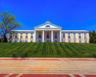 Historic Stay Near Downtown Staunton with Indoor Pool | 3 Units - Staunton - Будівля