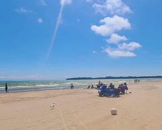 Charming 3 bedroom Sea Shell cottage Steps to the sandy beach - Crystal Beach - Beach