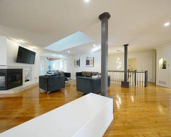 Casa ~ Pool ~ Fire Pit ~ Bbq - Orillia - Living room
