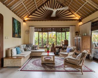 Devi's Place Ubud - Ubud - Living room