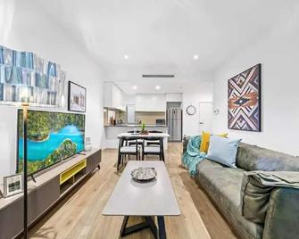 Rooftop 2 Bed Apt With Terrace At Newtow - 시드니 - 거실