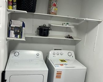 Enjoy easy access to everything in the Florida panhandle. - Crestview - Wasserette
