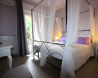 B&B Ai Tre Archi - Spotorno - Schlafzimmer