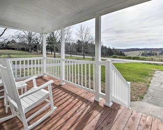 Farm-Style Ste Genevieve Retreat with Fire Pit! - Sainte Genevieve - Balcony