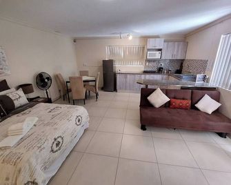 Lyn's Self Catering - Swakopmund - Kitchen
