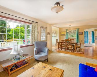 Captain Mike's Snug Harbor - Grayland - Living room