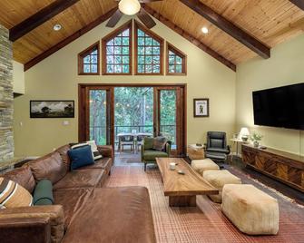 Luxury Mountain Home - Families - Apple Hill - Game Room - Pollock Pines - Living room