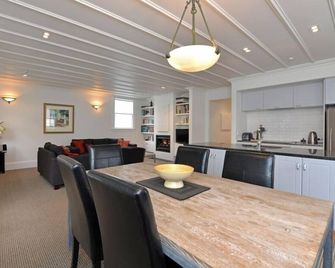 The Gables - Stunning Waterfront Apartment - Russell - ห้องอาหาร