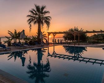 Belussi Beach Hotel & Suites - Zakynthos - Pool
