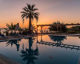 Belussi Beach Hotel & Suites - Zakynthos - Piscina