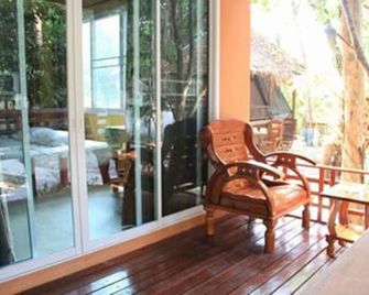 Jj Beach Resort & Jj Seafood - Ko Payam - Balkon