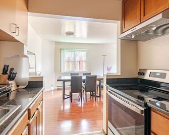 Modern & Cozy 2 Bedroom 2 Bathroom Sofabed Suite - Albany - Kitchen