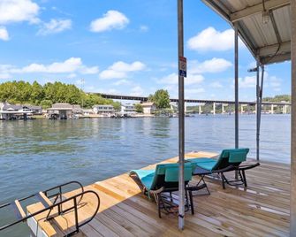 Private Dock & Fireplace Steps from Osage Beach - Camdenton - Balcón