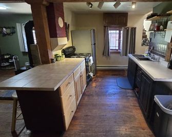 Rustic Cozy Mountain Cabin. Nostalgic with mountain views. 20 Min to Ski Resort - Eagle