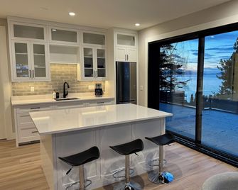 Oceanside Rooftop Luxury with Amazing Deck - Qualicum Beach - Kitchen
