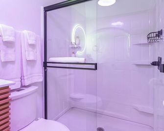 Modern Chic Retreat Luxe Comfort and Style - Omaha - Baño