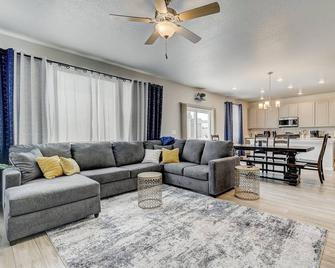 Fully Furnished House with Charming 5 Bedrooms - Fountain - Sala de estar