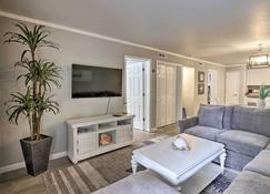 Hilton Head Island Condo with Resort Amenities! - Hilton Head Island - Living room