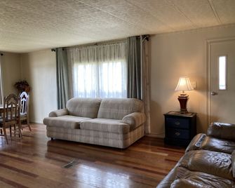 Experience nature near White River - stay in our cozy 3-bedroom cabin - Lowell - Living room