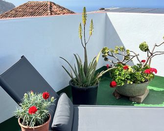 Charming Little Canary home Terrace with wonderful ocean and mountain views. - Лос-Реалехос - Балкон