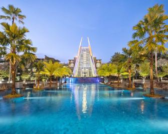 Novotel Palembang - Hotel & Residence - פלמבאנג - בריכה