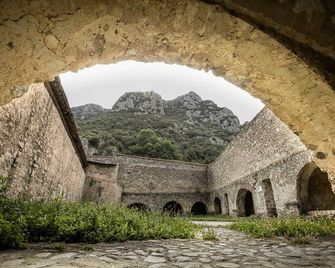 Les Maisons du Conflent, maisons familiales en pierre au coeur des remparts - Villefranche-de-Conflent - Bâtiment