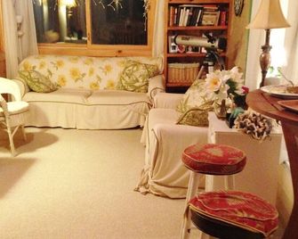 Lake Winnisquam NH. Lovely, Private Waterfront Home, 3 BR's, 2 bath, Jacuzzi. - Sanbornton - Living room