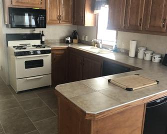 Cardston County Water Front Cottage - Twin Butte - Kitchen