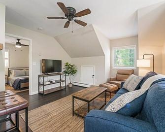 The Carriage House by Saratoga Stays +garage - Saratoga Springs - Living room
