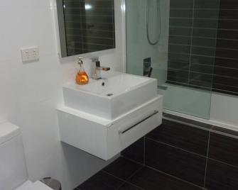 The Barkly, on the fringe of Melbourne - Brunswick - Bathroom