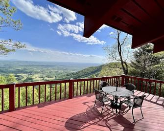 Mountain Top Retreat With Panoramic Views Just Off The Blue Ridge Parkway! - Hillsville - Balcony