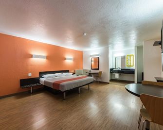 Motel 6 Uvalde Tx - Uvalde - Habitación