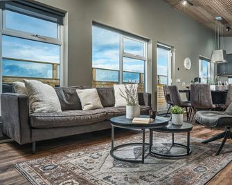 Cozy Cabin with Hot Tub & Sauna - Ultimate Retreat - Haukadalur - Living room