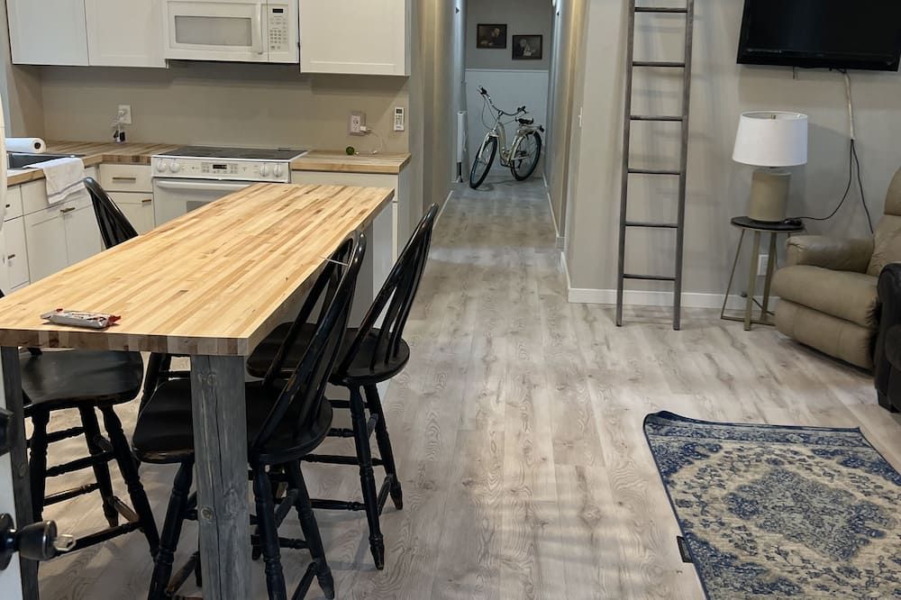 Directly on the White Pine Trail. Sleep 6, 3 bedrooms, and Full Bath. - Big Rapids - Essbereich