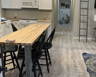 Directly on the White Pine Trail. Sleep 6, 3 bedrooms, and Full Bath. - Big Rapids - Essbereich